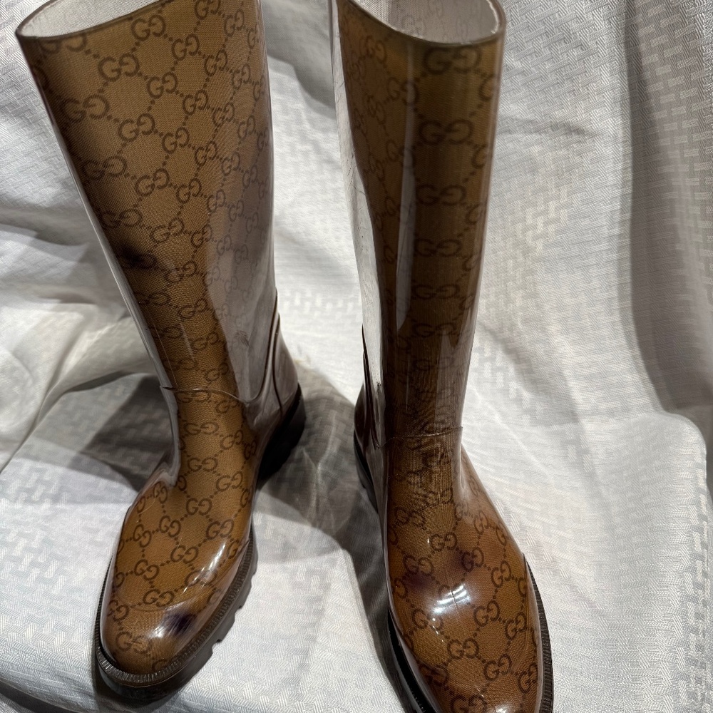 GUCCI MONOGRAM EDINBURGH RUBBER RAIN BOOTS TRANSPARENT COCOA